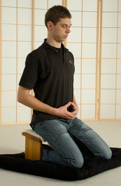 Achtsamkeitsmeditation mit Meditationsbank