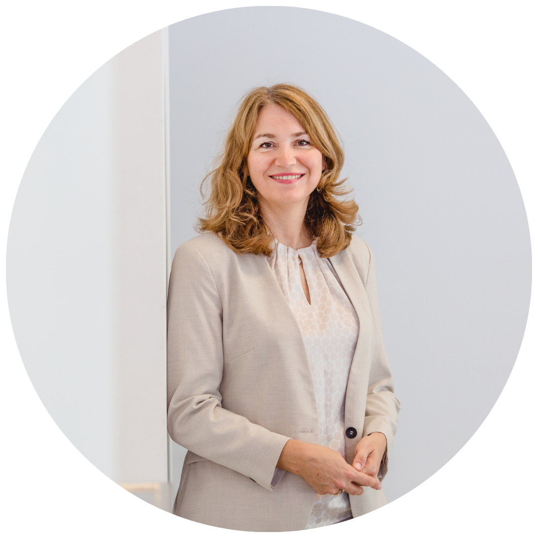 Foto von Almut Probst, die in die Kamera lächelt