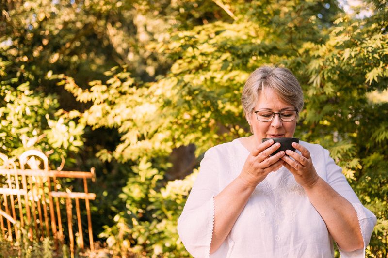 Tee Natur draußen Frau trinkt Tee draußen in der Natur