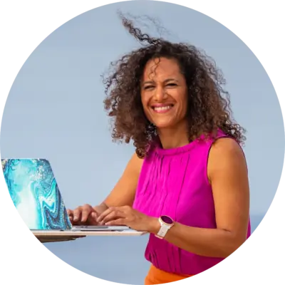 Ingrid Berger Leitung DFME Ingrid Berger, Leitung DFME, arbeitet mit Laptop im Freien