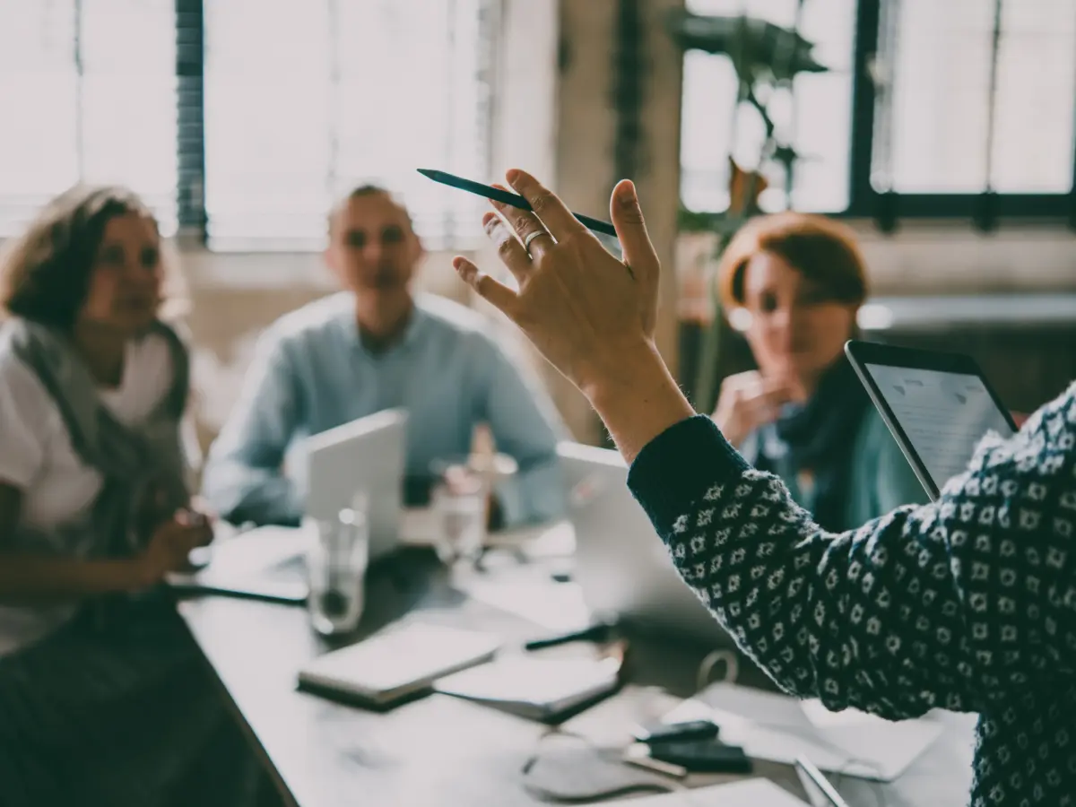 Mindful Leadership Achtsame Führung in der Praxis bei einem Teammeeting im Unternehmen