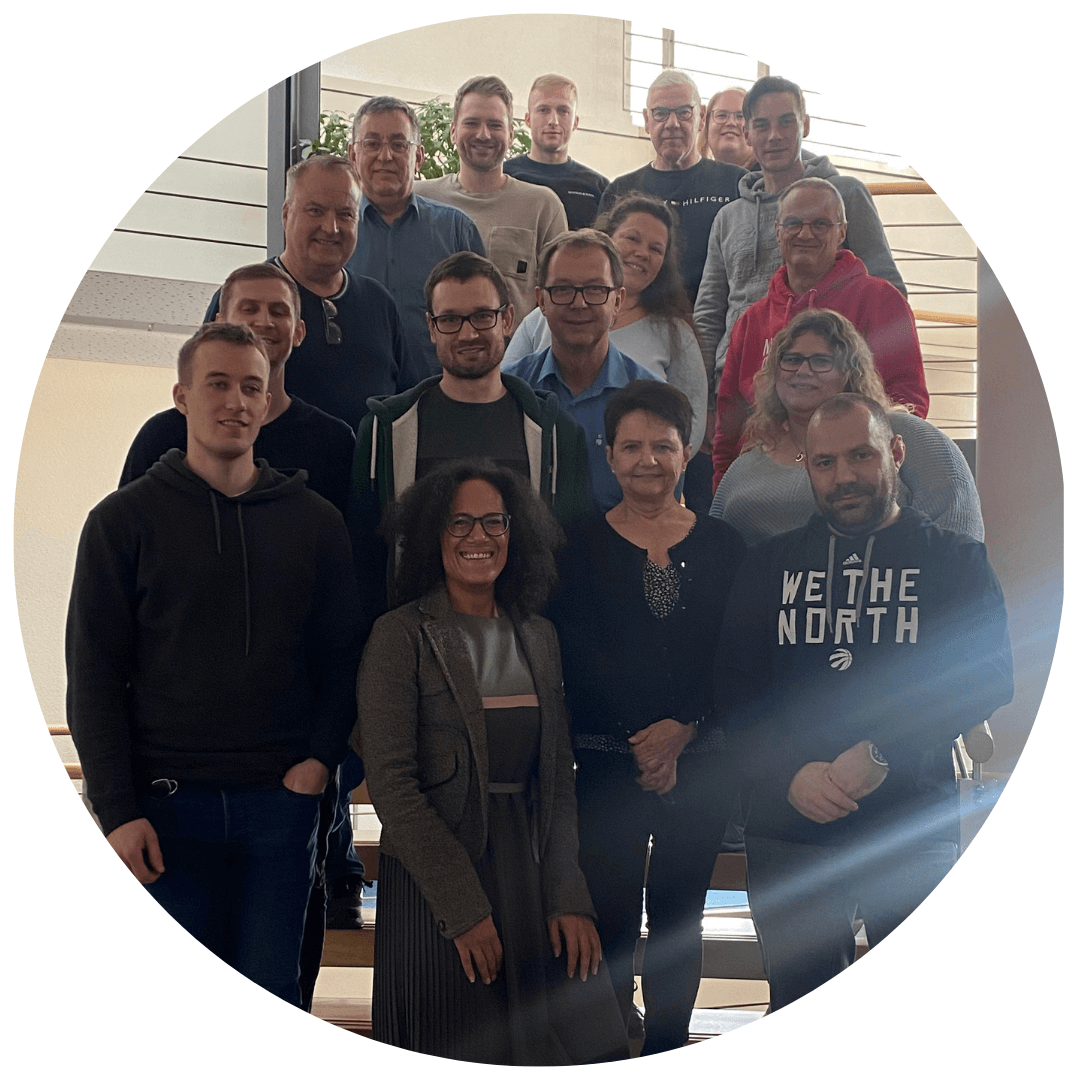 Teamfoto Achtsamkeitsworkshop Deutsche Bundesbank, zeigt Ingrid Berger mit 16 Teilnehmenden