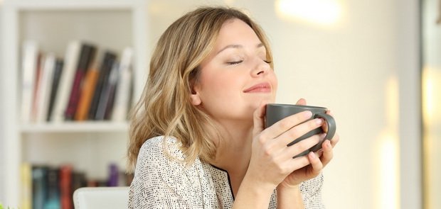 Frau genießt Tee: Achtsamkeitsübungen im Alltag zum Wohlfühlen und Regenerieren.