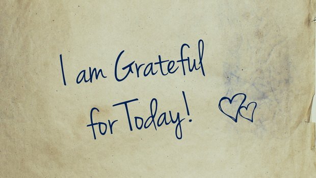 Zettel mit der Aufschrift: Grateful for Today. Eine hilfreiche Achtsamkeitsübung im Alltag.
