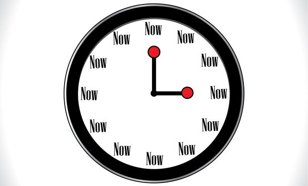 Eine Uhr, die zu jeder Stunde NOW anzeigt, zum Erinnern an die Achtsamkeitsübungen im Alltag.