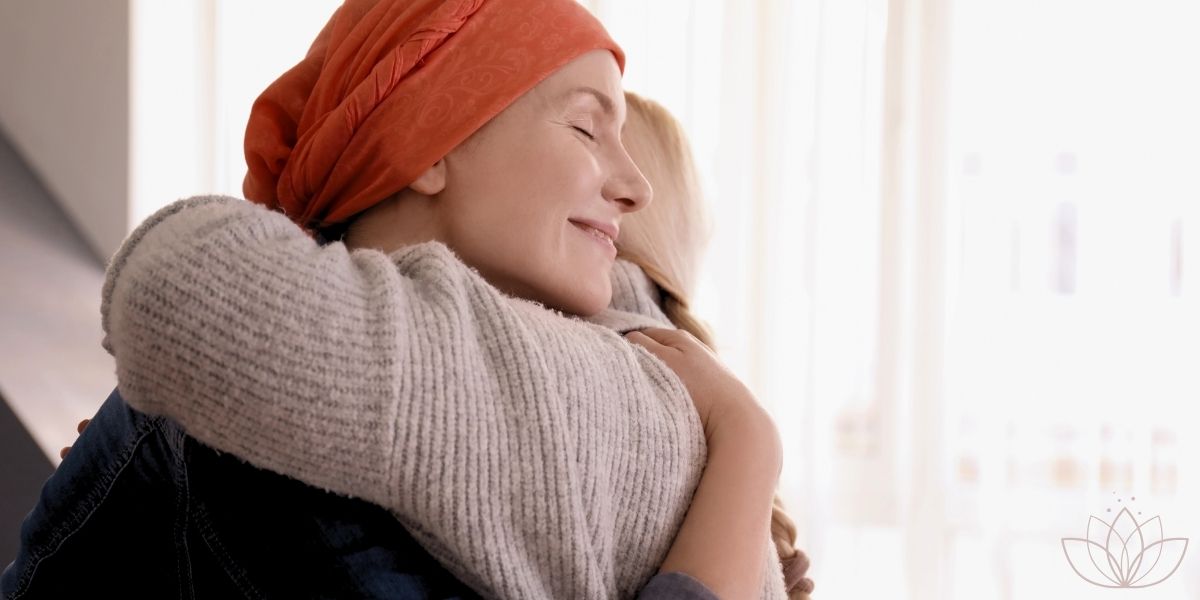 Menschen, die sich umarmen: So können Angehörige bei Depression unterstützen