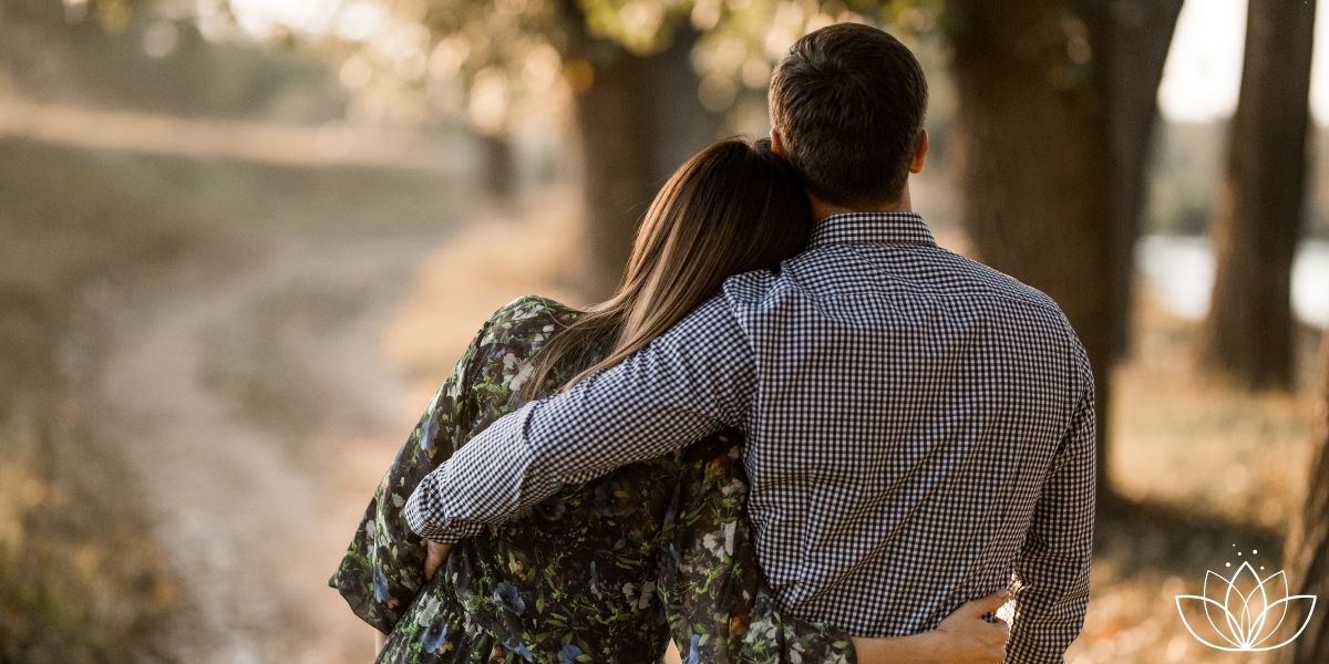 Paar geht Arm in Arm spazieren